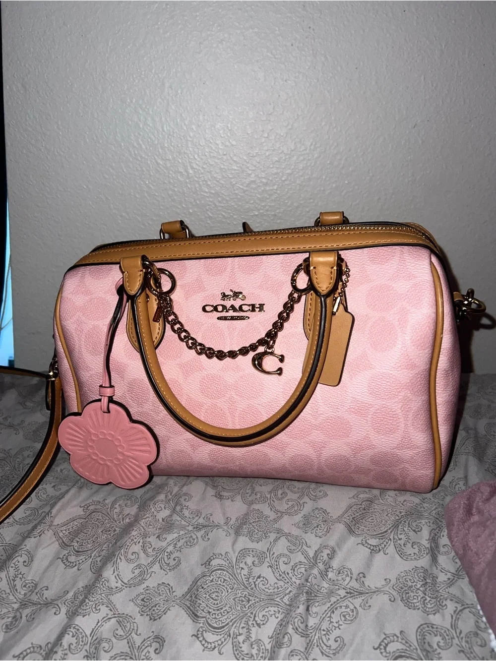 Used 100% Authentic Viral Powder Pink Medium Rowan bag